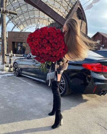 1OO ROSES BOUQUET size, inches height and inches wide.