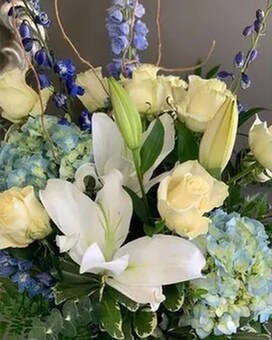 One Dozen Deluxe Roses size, inches height and inches wide.