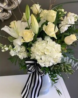 One Dozen Deluxe Roses size, inches height and inches wide.