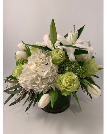 Grand size, 10 inches height and 12 inches wide.