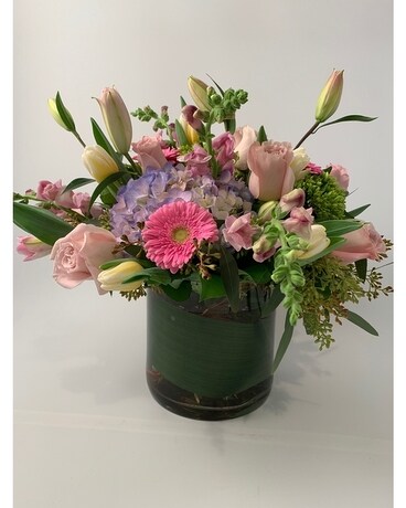 Grand size, 10 inches height and 12 inches wide.