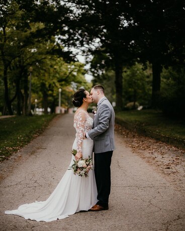 Elopement Blush & Cream size, inches height and inches wide.