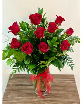 Deluxe (18 roses) size, inches height and inches wide.