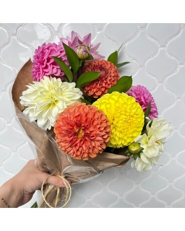 Ultra WOW Dahlia Vase Arrangement size, inches height and inches wide.