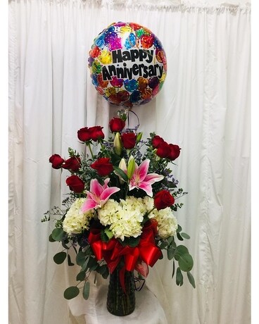 Deluxe (18 roses) size, inches height and inches wide.