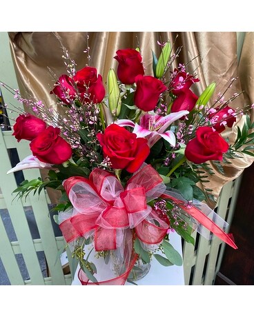 6 Roses With Stargazers size, inches height and inches wide.