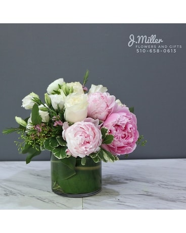 Deluxe (one arrangement) size, inches height and inches wide.