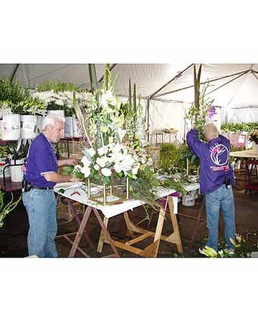 Tim Farrell AIFD AAF PFCI creating florals for the 78th Academy Awards