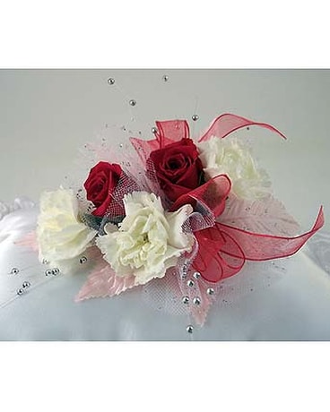 3 Minicarnations & 2 Sweet heart rose Corsage
