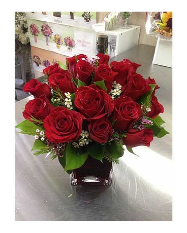 Bouquet With Red Roses In Square Vase In Ottawa On Vivian Flowers