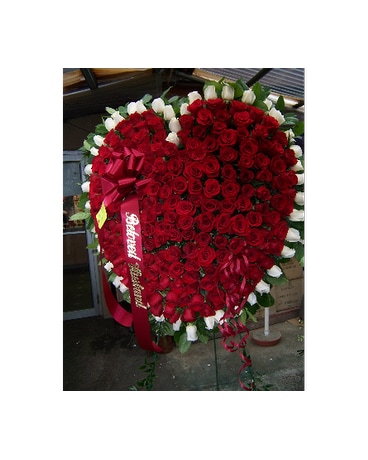 Exceptional Love All Roses Closed Heart