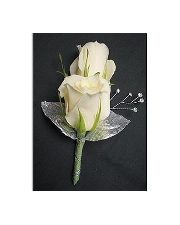 2 White sweethearts boutonniere
