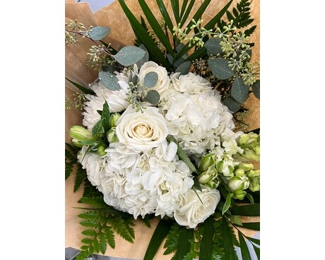 Hand Tie White Flower Arrangement
