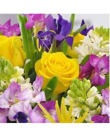 Choix Du Fleuriste . Jaune et Mauve Flower Arrangement