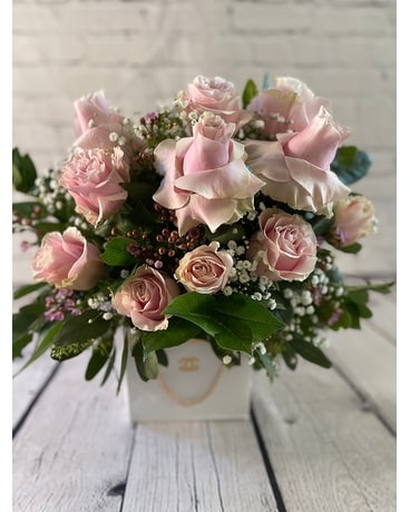 Lady Chic Flower Arrangement