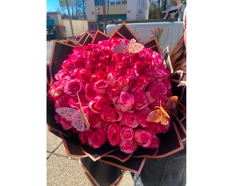 Ramo Buchon de 100 Rosas Flower Arrangement