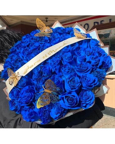 Ramo Buchon w/ Blue Roses Flower Arrangement