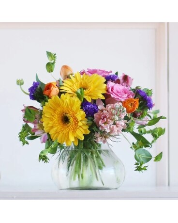 Cheerful Classic Flower Arrangement