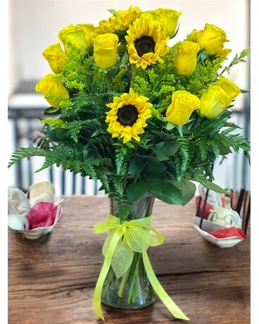 トップス House on the Hill (Yellow Flower) 80 Get Well Flowers Delivery Gillette WY - Laurie's Flower Hut