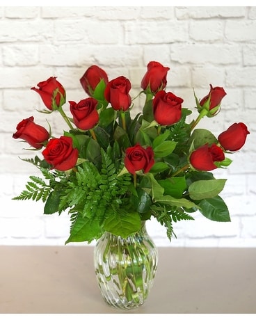 One Dozen Classic Red Roses Fallon S Flowers