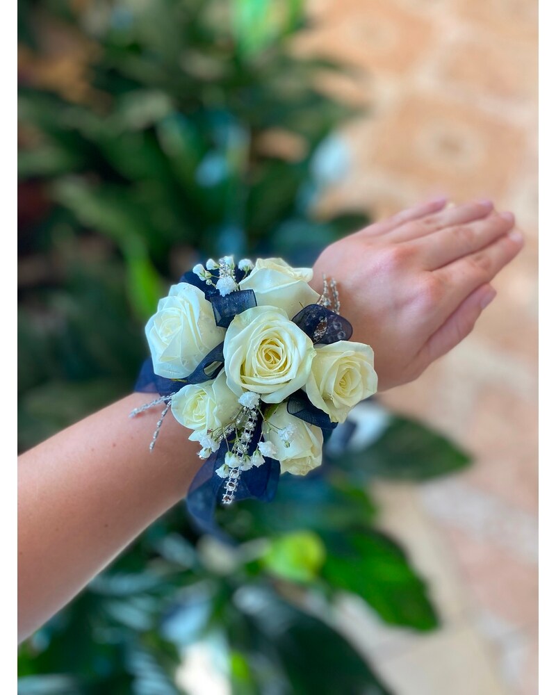 Where to buy a corsage for prom near me sales