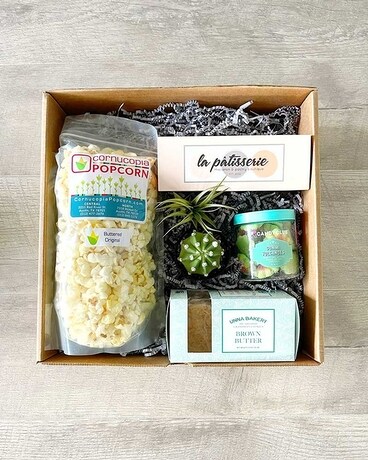 The Greenbelt Gift Set Flower Arrangement
