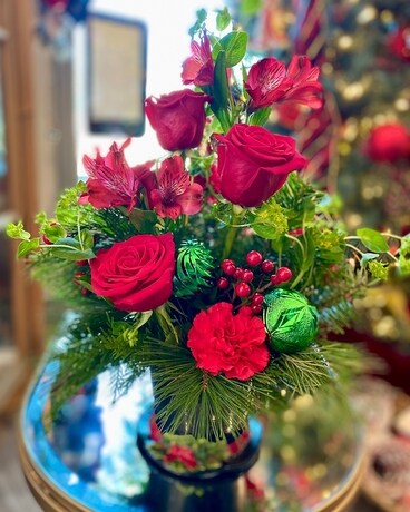 Ceramic Top Hat Design Flower Arrangement