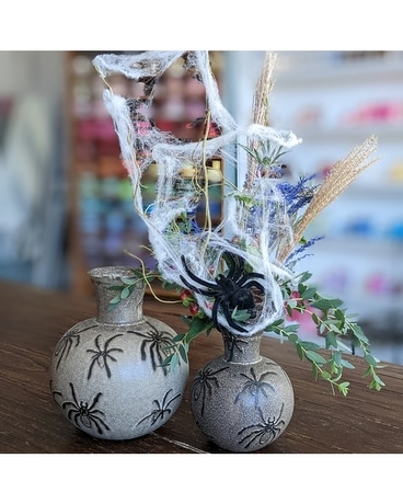 Creepy Crawly ow22f021a Flower Arrangement