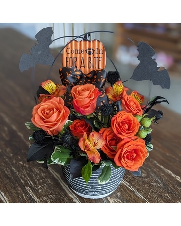 Midnight Fright ow23h006 Flower Arrangement