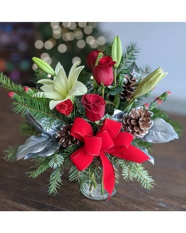 Holiday Enchantment TWR07-1A Flower Arrangement