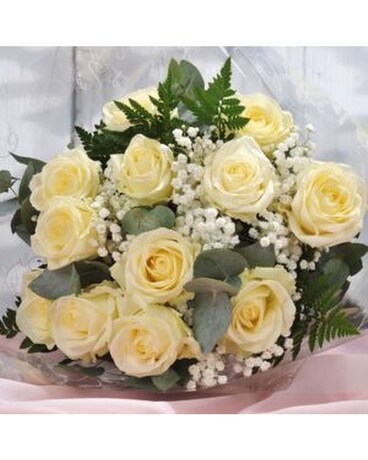 1 dozen white rose handtied Flower Arrangement