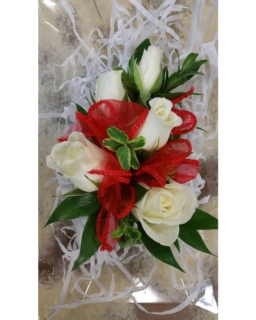 Simple Spray Rose Wrist Corsage Flower Arrangement