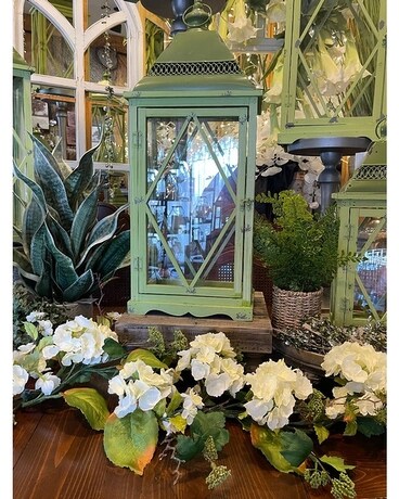 GREEN LANTERN LARGE Flower Arrangement