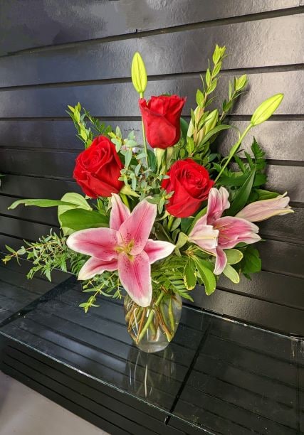 Buds and Blooms Roses and Stargazer Budvase