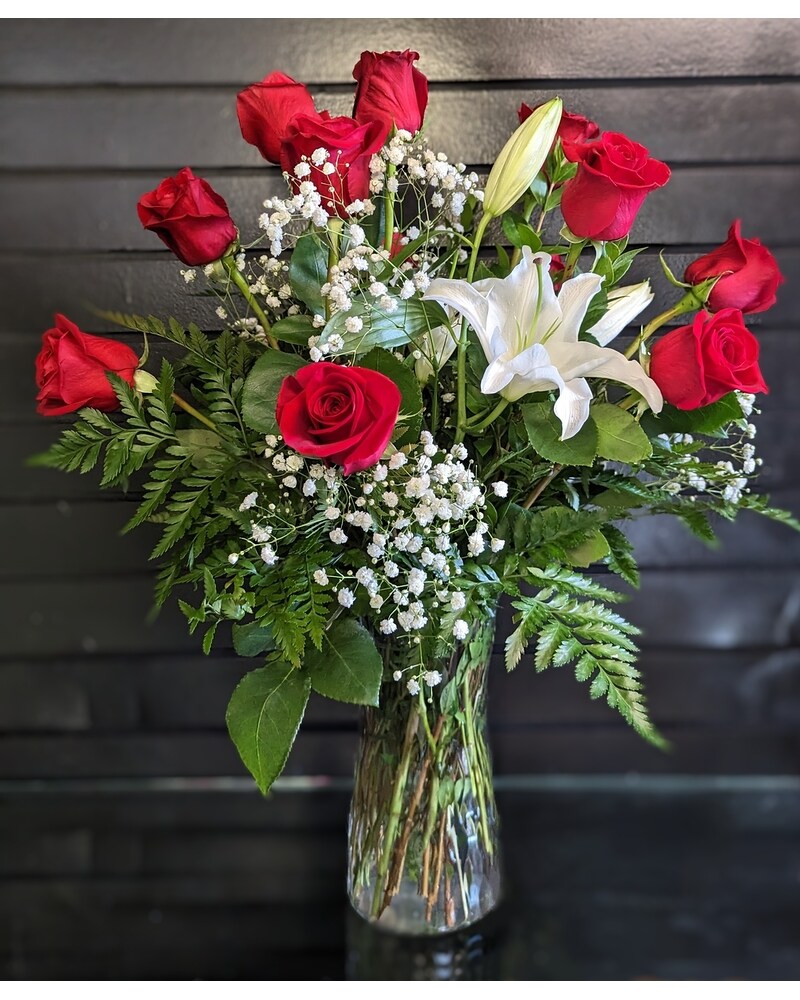 邦楽 DOZEN ROSES Buds and Blooms Dozen Roses with Stargazer in Kent WA - Kent