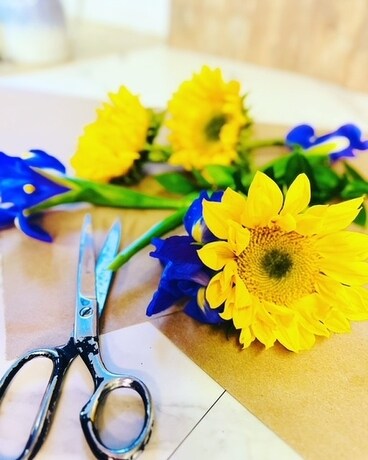Van Gogh Inspired Workshop Flower Arrangement