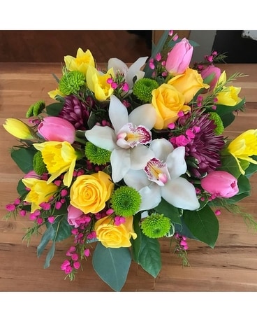 The Shoppe's - Light and Bright Bouquet Flower Arrangement