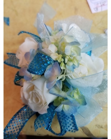 Gal's Choice Wrister Flower Arrangement