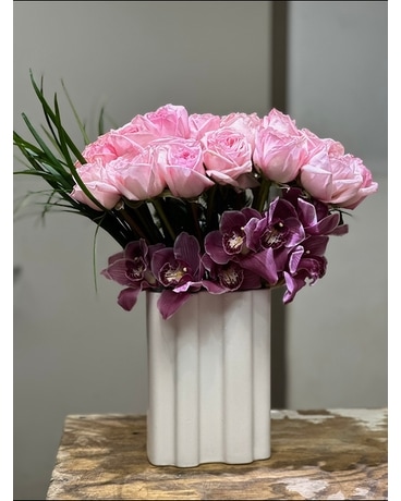 MODERN ROSE DISPLAY Flower Arrangement