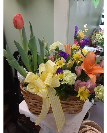 Combination Basket with Fresh Flower Arrangement