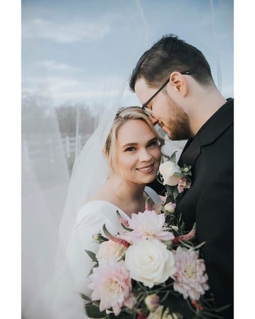 Petals & Stems Wedding(P&S30125) Flower Arrangement