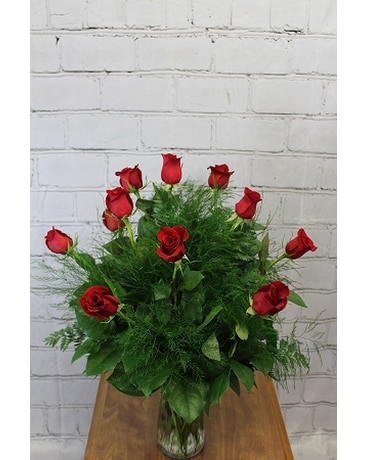 Traditional Dozen Long Stem Roses Flower Arrangement