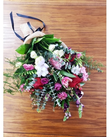 la Grande Farm Fresh Burlap Wrap - 25 Stems Flower Arrangement