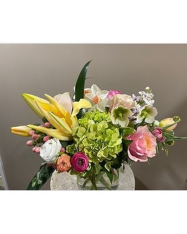 Seasonal Designers Choice Deluxe Flower Arrangement