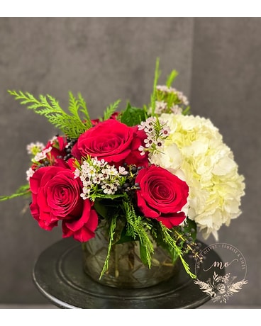 CHRISTMAS SPIRIT Flower Arrangement