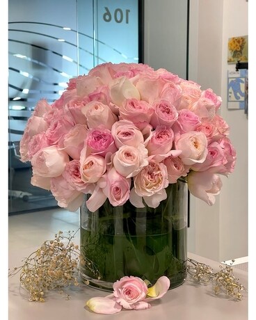 Lady and Rose - 100 Garden Roses Flower Arrangement