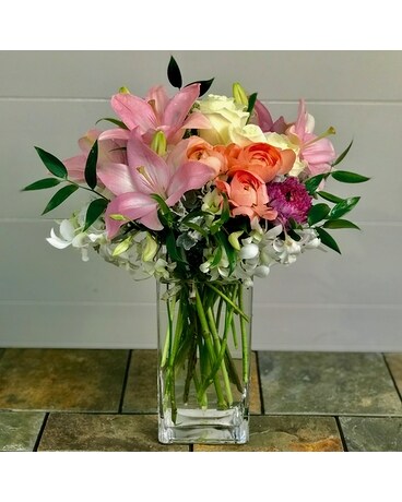 Peaches & Creme Flower Arrangement