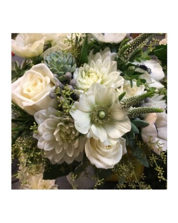 Hollywood Weddings Flower Arrangement