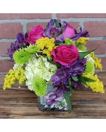 Dainty and Sweet Flower Arrangement