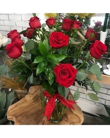 12 Roses Tradition Flower Arrangement